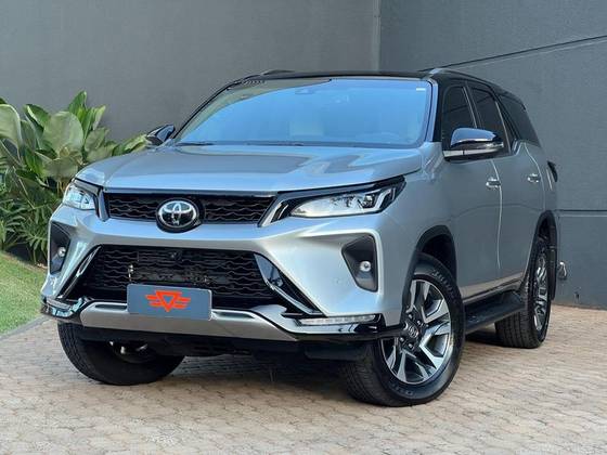 TOYOTA HILUX SW4 2.8 D-4D TURBO DIESEL DIAMOND 7L 4X4 AUTOMÁTICO TOYOTA HILUX SW4 2.8 D-4D TURBO DIESEL DIAMOND 7L 4X4 AUTOMÁTICO